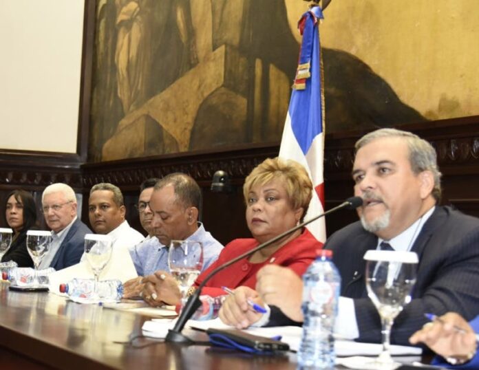 PC exige paridad electoral en género; demanda controlar gasto campaña