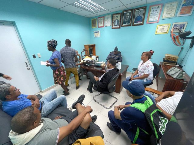 Dentro de los detenidos figuran Milcíades Félix, Beno Méndez, Dionely Vicente, Arnold Amont, quienes son acusados de violar la Ley 64-00 sobre medio ambiente.