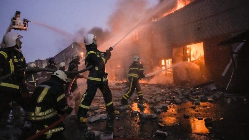 Bomberos combaten un incendio en un edificio después de un ataque ruso en Kharkiv, Ucrania.