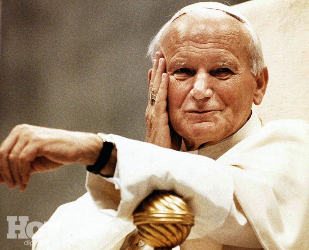 1672589755 377 Benedicto XVI con casulla pontificia y sin palio en primeras