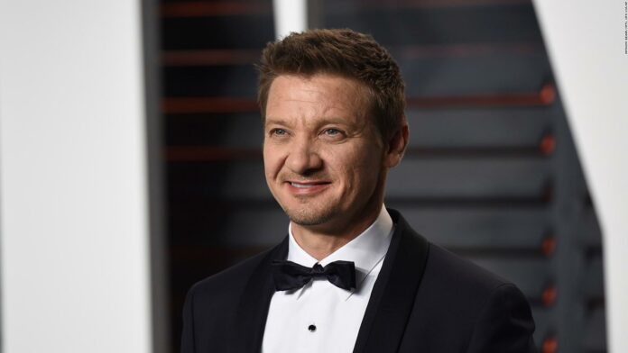 Jeremy Renner se recupera en cuidados intensivos tras dos cirugías después de resultar herido en un incidente quitando nieve