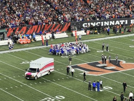 1672751153 217 Jugador hospitalizado tras colapsar en el terreno NFL suspende el