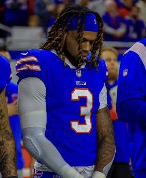 1672751153 279 Jugador hospitalizado tras colapsar en el terreno NFL suspende el