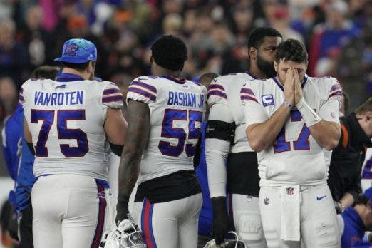 1672751153 513 Jugador hospitalizado tras colapsar en el terreno NFL suspende el