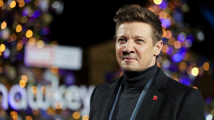 Jeremy Renner sale del hospital y vuelve a casa después de un accidente con un quitanieves