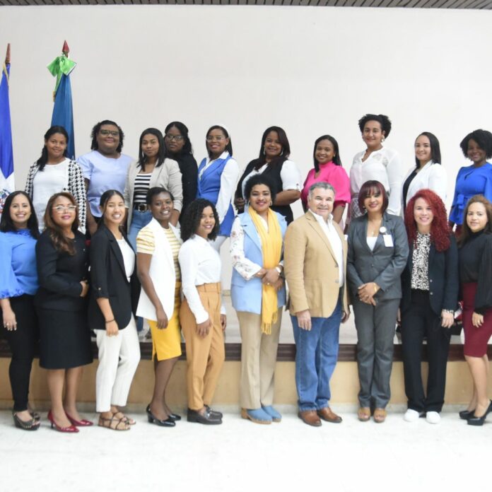 SNS entrega a 13 hospitales enfermeras especializadas en atención materno-neonatal