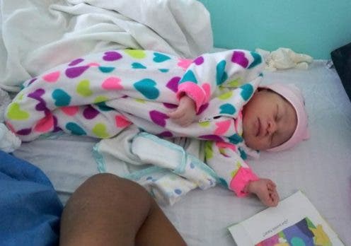Abuela sospecha robo de nina en maternidad de Los Mina