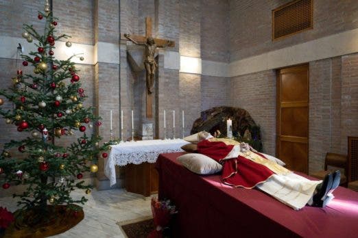Benedicto XVI, con casulla pontificia y sin palio en primeras fotografías