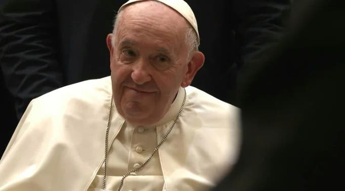 Benedicto XVI con casulla pontificia y sin palio en primeras