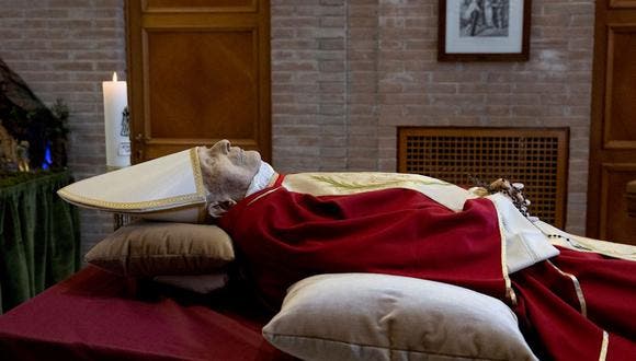 Benedicto XVI con casulla pontificia y sin palio en primeras