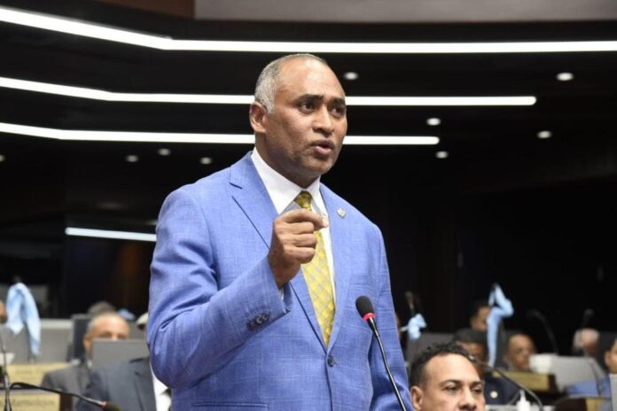 Julito Fulcar llama a despolitizar debate Fideicomiso