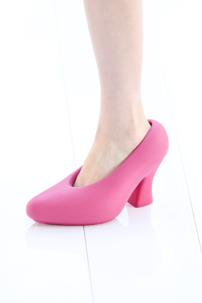 1676224562 635 Con estas grandes botas rojas la moda entra en una