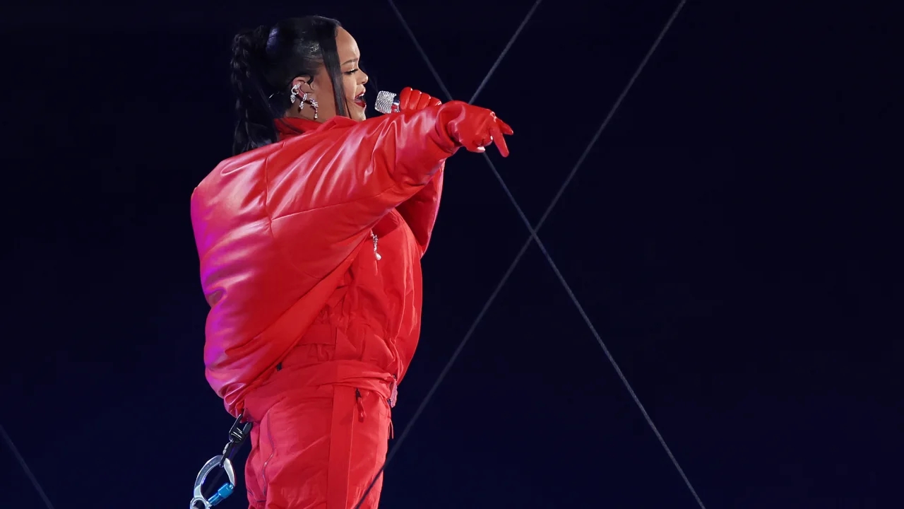 1676326673 17 Como Rihanna mantuvo el balance en las plataformas flotantes del.webp