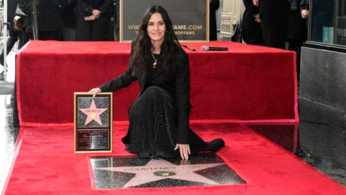 Courteney Cox reacciona a lo que dijo el príncipe Harry de ella en su libro tras recibir una estrella en el Paseo de la Fama