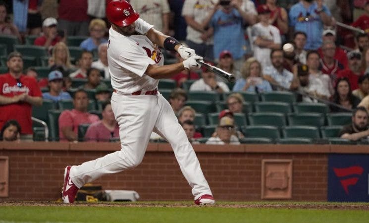 Albert Pujols pegó anoche su sencillo para superar a Paul Molitor Cal Ripken Jr. en la lista de hits de por vida.