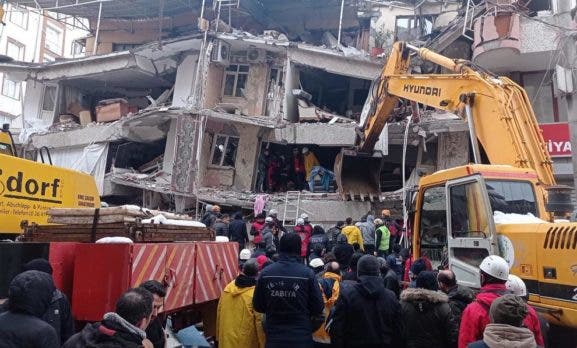 Terremoto de Turquía deja al menos 284 muertos y más de 2.200 heridos