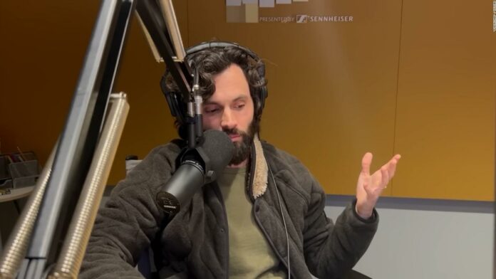Escucha por qué el protagonista de "You" quiere dejar de hacer escenas de sexo