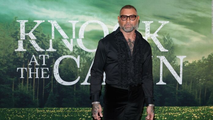 Espejito, espejito, ¿acaso no soy guapo?, se pregunta Dave Bautista