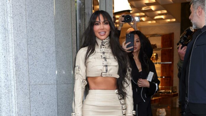 Kim Kardashian causa revuelo entre fans durante visita a una tienda de Dolce & Gabbana