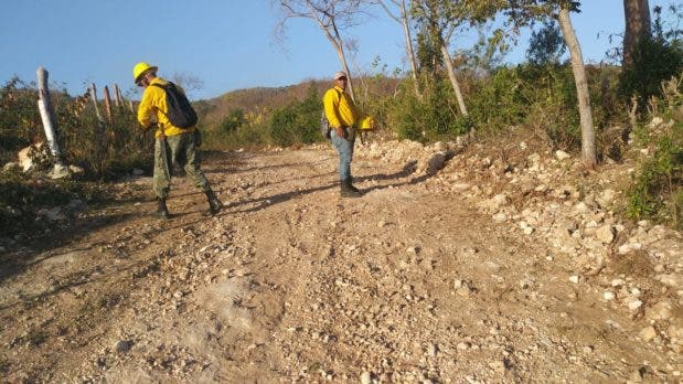 Medio Ambiente mantiene controlado incendio forestal en Barahona