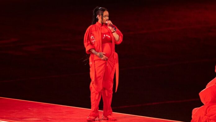 Rihanna nos cuenta que está embarazada de la forma más divertida