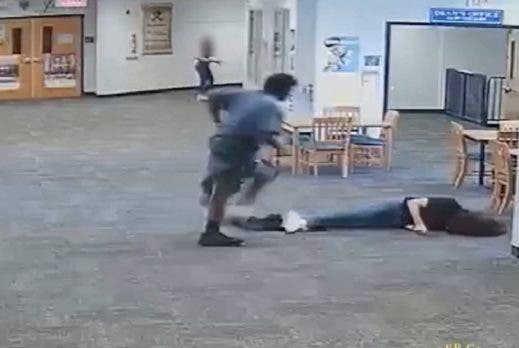 Video: Alumno casi mata a maestra porque le que quitó Video: Alumno casi mata a maestra porque le que  quitó videojuego