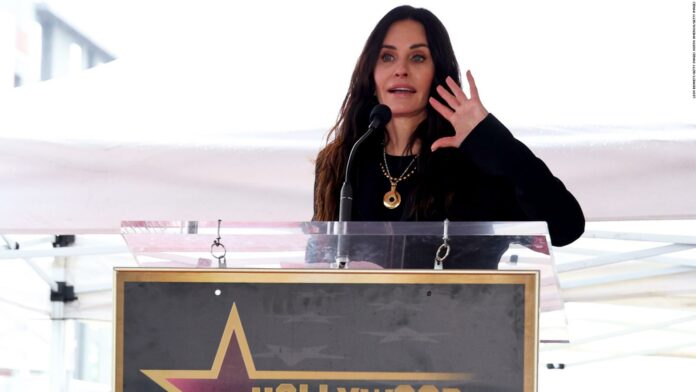Courteney Cox recibe estrella en el Paseo de la Fama de Hollywood y habla sobre el príncipe Harry