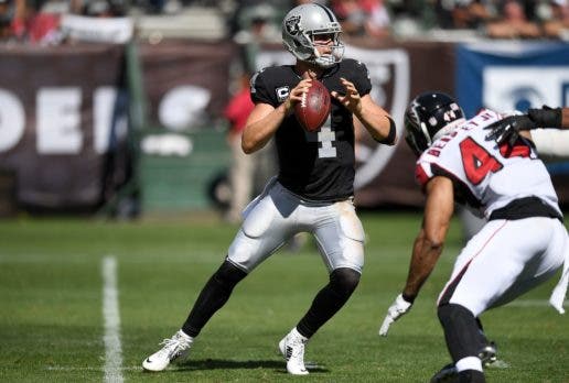 Derek Carr firma con los New Orleans Saints por 4