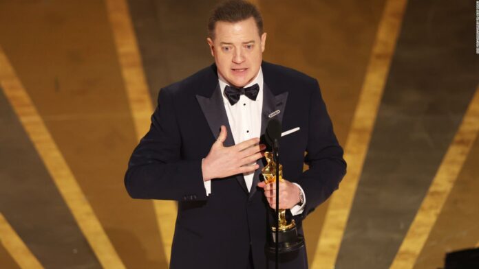 Entre lágrimas, Brendan Fraser acepta el Oscar como mejor actor por su papel en "The Whale"