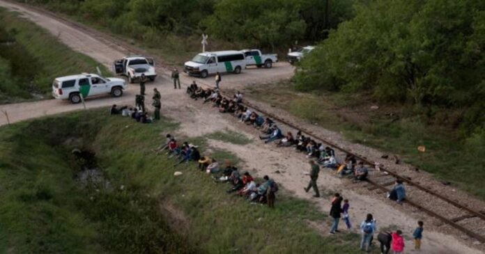 México localiza a 343 migrantes abandonados en un camión