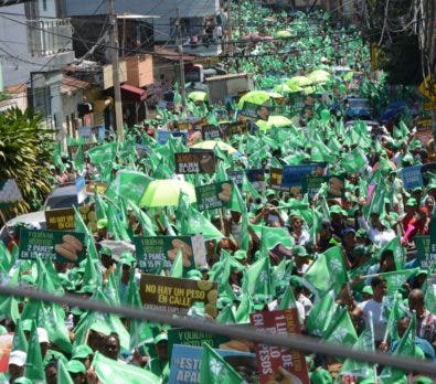 Mujeres de la Fuerza del Pueblo marchan contra el alto