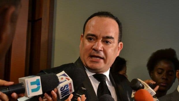 Sancionaran abogada lanzo improperios contra miembros de la prensa