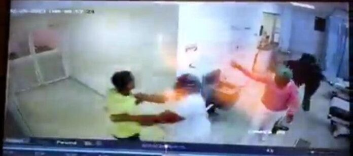 Video: hombre entra a hospital y agrede personal médico en Video: hombre entra a hospital y agrede personal médico en Salcedo