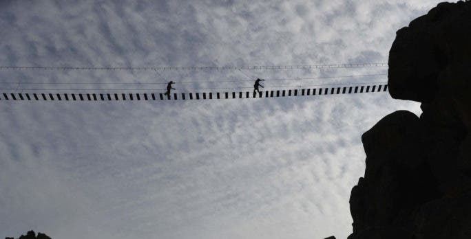 ¿Conocias el peligroso puente colgante que esta en plena barriada