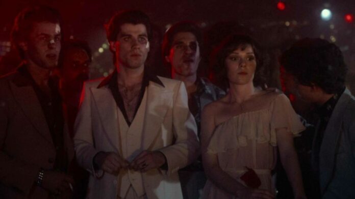 Subastan el traje blanco que utilizó John Travolta en 