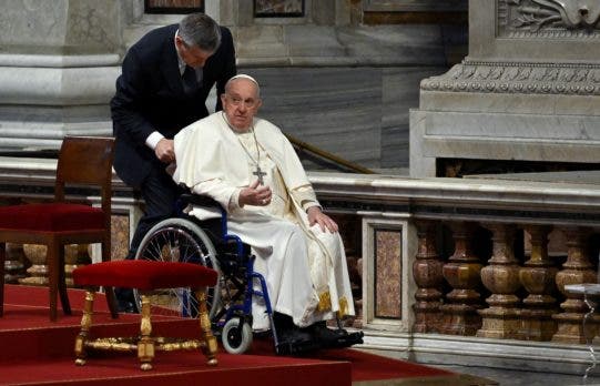 El papa Francisco lava los pies de doce jóvenes presos el Jueves Santo