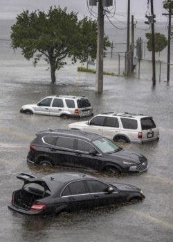1681500355 344 Fotos y videos Fuertes lluvias provocaron inundaciones en el sur de