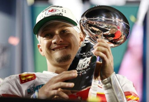 Patrick Mahomes levanta el trofeo Vince Lombardi.