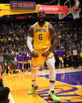 1682430413 15 Los Lakers ganan a Grizzlies y estan a un paso
