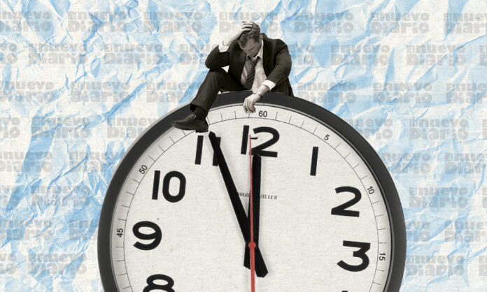 Falta de días libres y horario inflexible en trabajo pueden afectar salud mental, dice informe