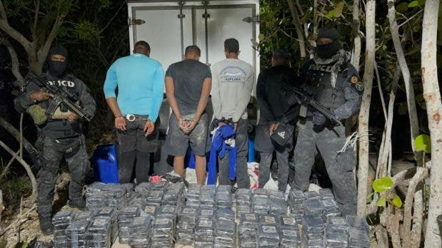 1682438873 508 DNCD incauta 692 paquetes de cocaina en Higuey