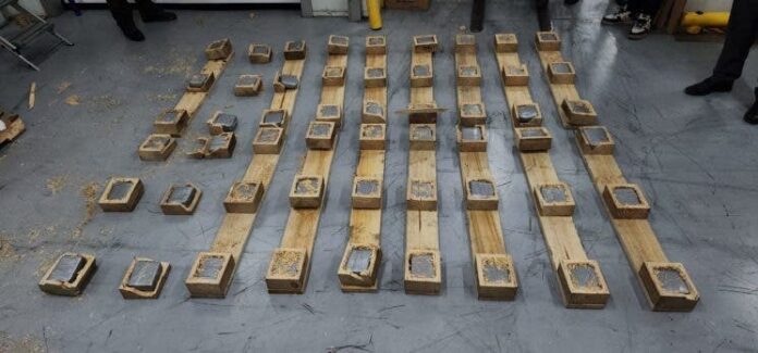 Contenedor sería enviado a Gran Bretaña con 54 paquetes de cocaína escondidos en paletas de madera