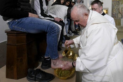 El papa Francisco lava los pies de doce jovenes presos
