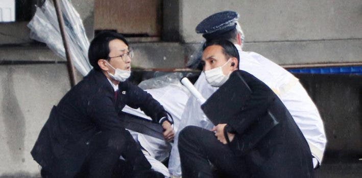 Evacuan al primer ministro japones por explosion mientras visitaba un