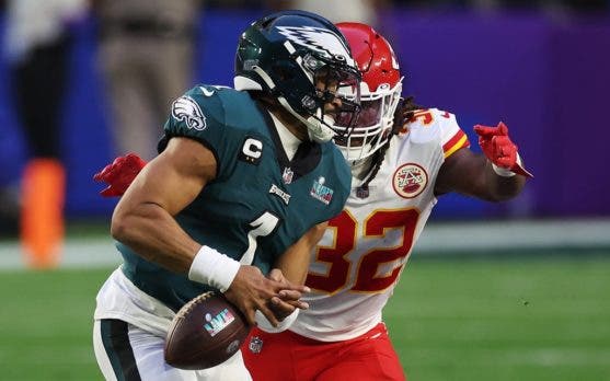 Jalen Hurts y Eagles acuerdan extension por 5 anos y