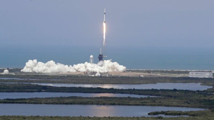 SpaceX enviará dos satélites de internet con su poderoso cohete Falcon Heavy