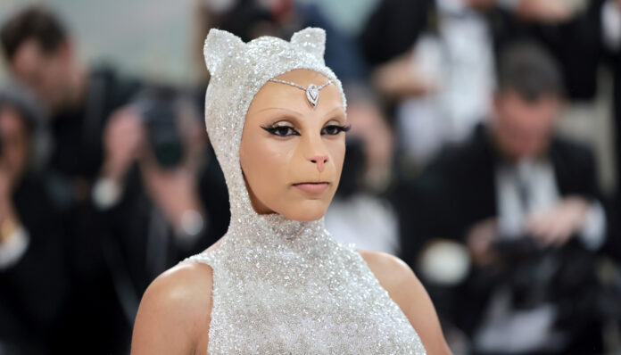 Met Gala 2023 en fotos: los “outfits” más atrevidos, las celebridades que asistieron y el tributo a Karl Lagerfeld