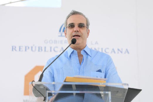 Abinader propone pacto social por salarios dignos