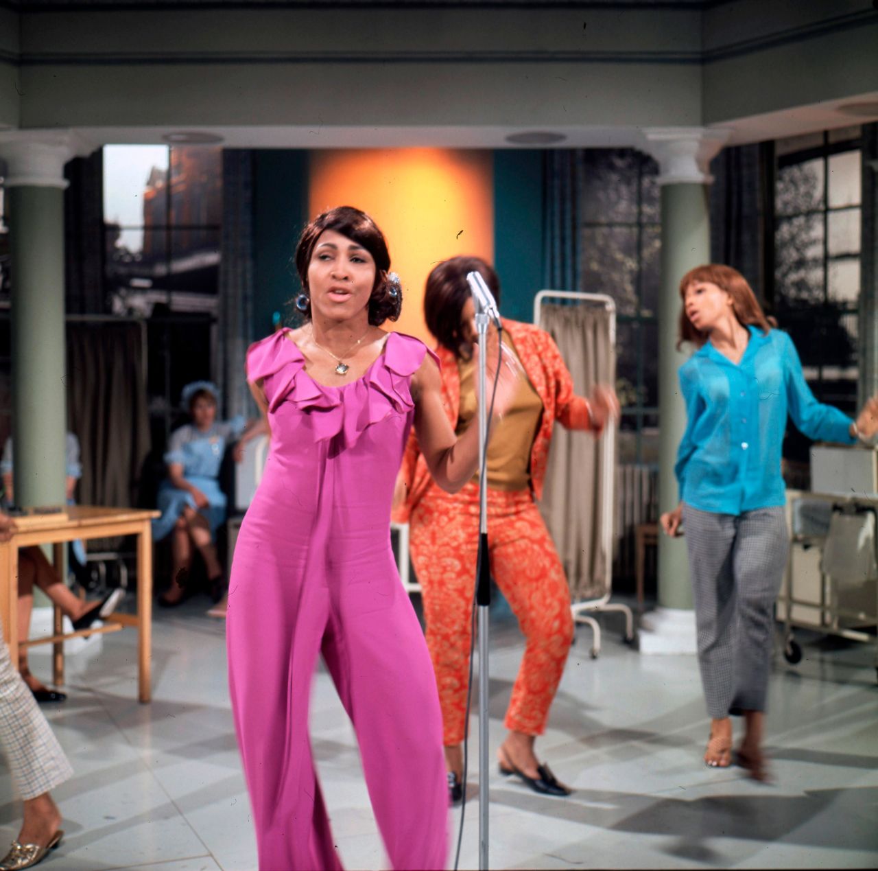 1685026255 121 Las fotos del estilo iconico de Tina Turner los vestidos