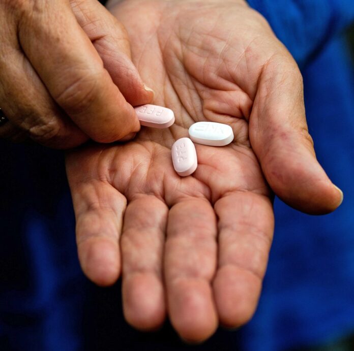 EE.UU. anuncia aprobación final de Paxlovid, su primer antiviral oral para tratar covid en adultos